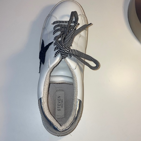 Steve Madden Star Sneaker; Size 8.5; Black and White - Picture 2 of 3
